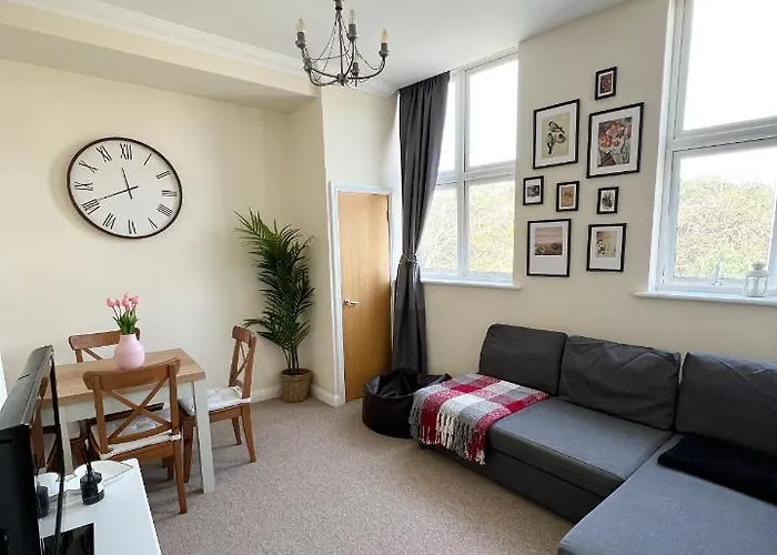 Cosy Town Centre Apartment Close To Beach