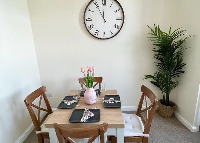 Cosy Town Centre Apartment Close To Beach